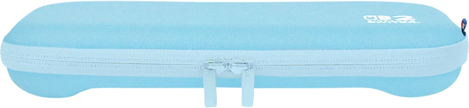Un astuccio per occhiali azzurro con cerniera bianca. Ha un logo e un piccolo anello.