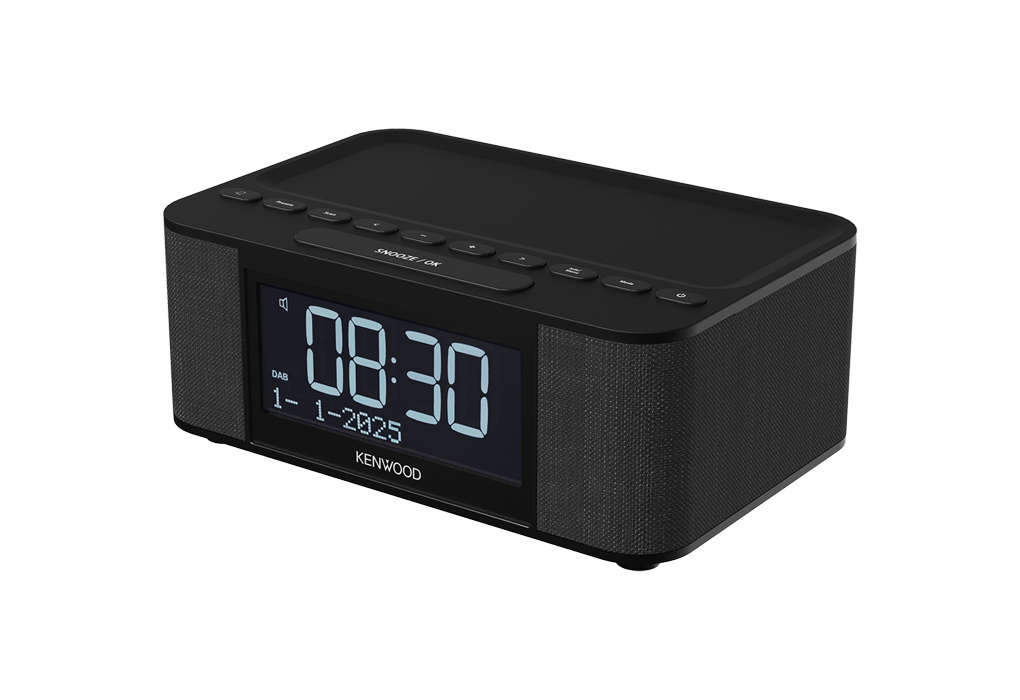 Ein schwarzes Kenwood Digitalradio zeigt 08:30 und das Datum an. Es hat Knöpfe und ein Lautsprechergitter.