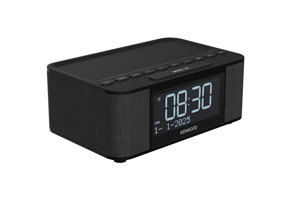 Schwarzer digitaler Kenwood-Wecker mit Anzeige von 08:30 Uhr und Datum 1.1.2025. Er hat Tasten oben und einen strukturierten Lautsprecher.