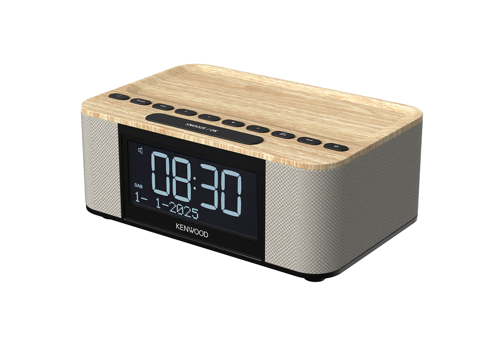 Ein digitaler Kenwood-Radiowecker. Das Display zeigt 08:30 und das Datum an. Er hat eine Holzplatte, graue Seiten und eine schwarze Basis.
