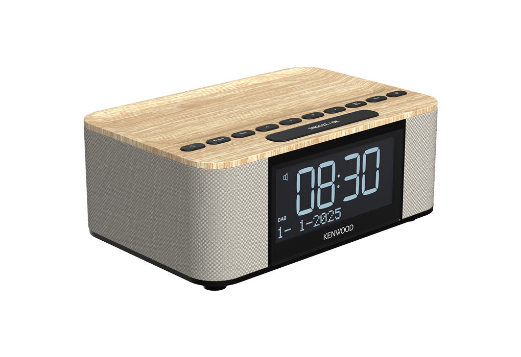 Ein digitales Kenwood-Radiowecker. Er zeigt 08:30 und das Datum 1-1-2025 an. Er hat eine Holzmaserung oben und ein graues Lautsprechergitter.