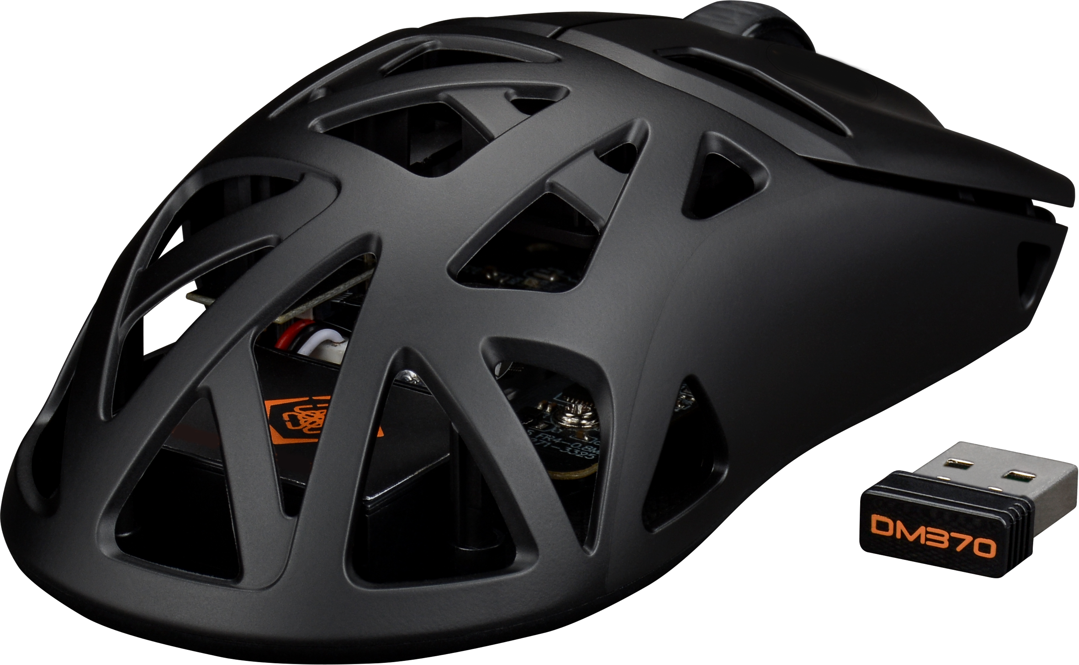 Schwarze Gaming-Maus mit Gitterdesign und USB-Empfänger. Die Maus hat orangefarbene Akzente und der Empfänger liest DM370.