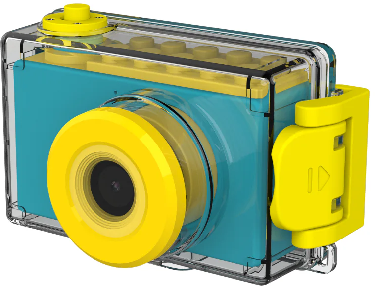 Un appareil photo étanche avec un objectif et des commandes jaunes. Il possède un boîtier transparent et un corps bleu. L'appareil est sur fond blanc.
