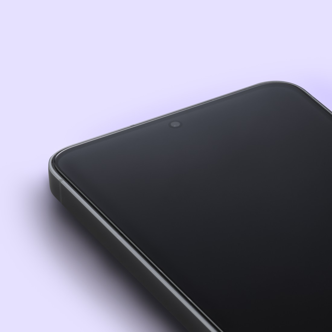 Nahaufnahme eines Smartphones. Der Bildschirm ist schwarz, mit einer kleinen Kamera oben. Das Telefon ist grau, mit lila Hintergrund.