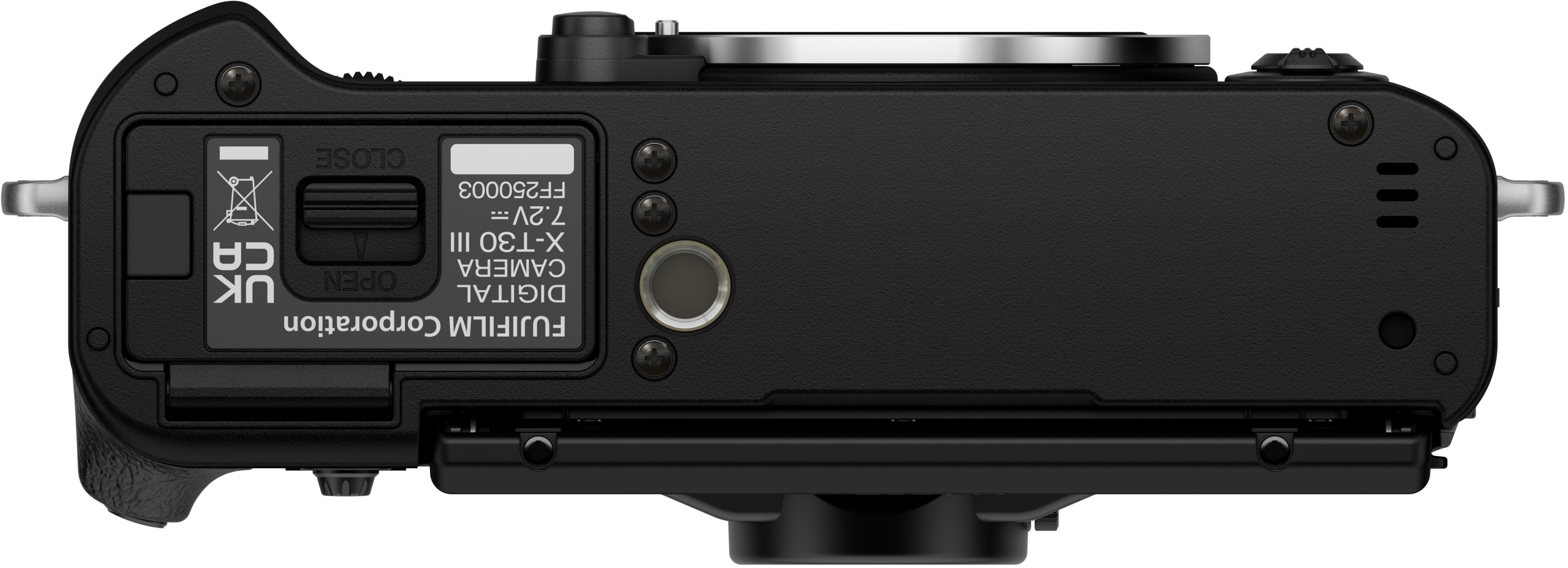 Schwarze Kamerabasis mit Etiketten. Nahaufnahme zeigt Batteriefach, Modelldetails und das Fujifilm-Logo.