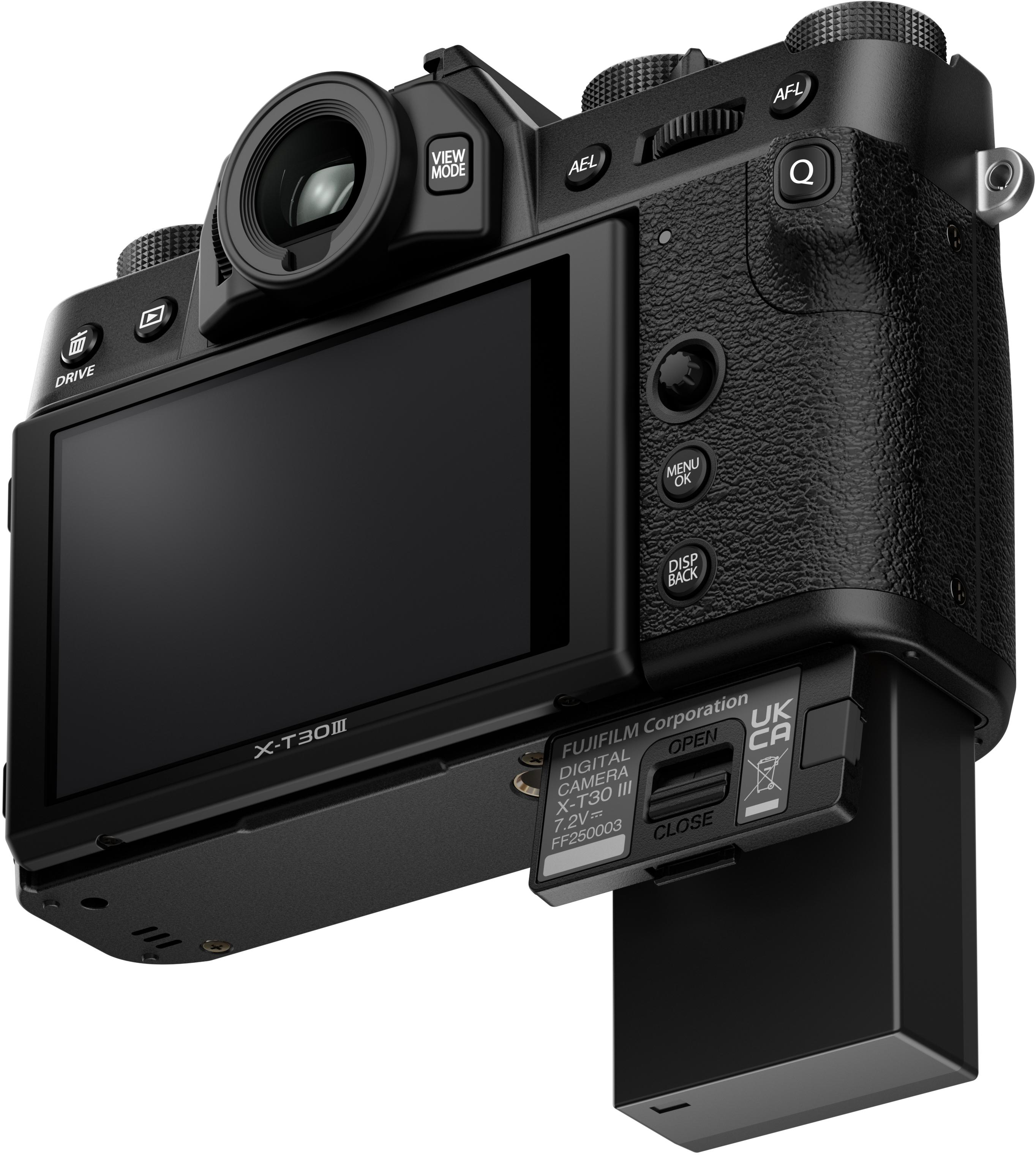 Schwarze Fujifilm X-T30 III Kamera. Details umfassen Knöpfe, Räder, Bildschirm und Akkufach. Text: X-T30 III.