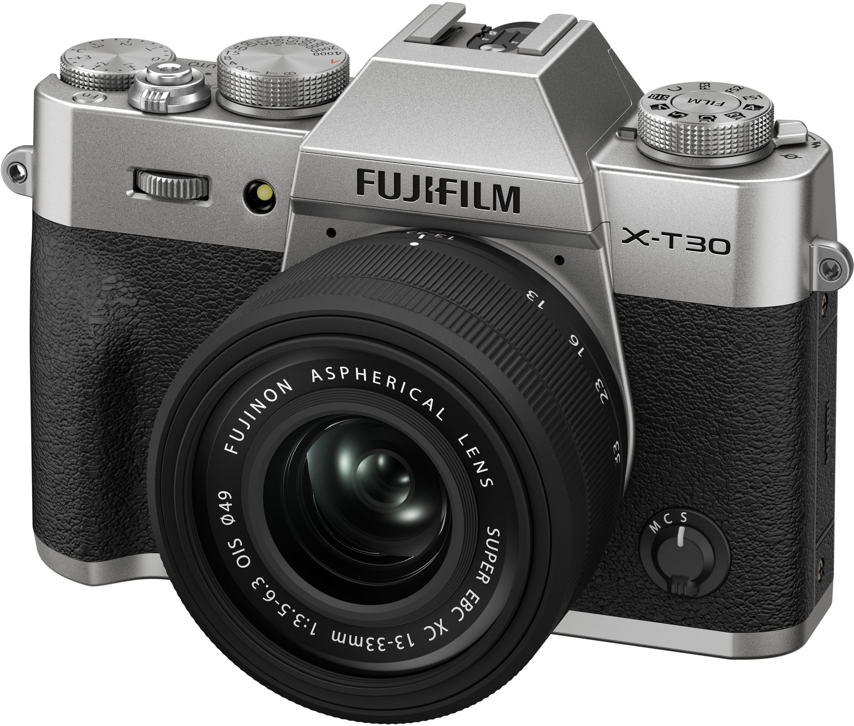 Silberne Fujifilm X-T30 Kamera mit schwarzem Objektiv. Das Objektiv hat Text: FUJINON ASPHERICAL, SUPER EBC XC 13-33mm 1:3.5-6.3 OIS.