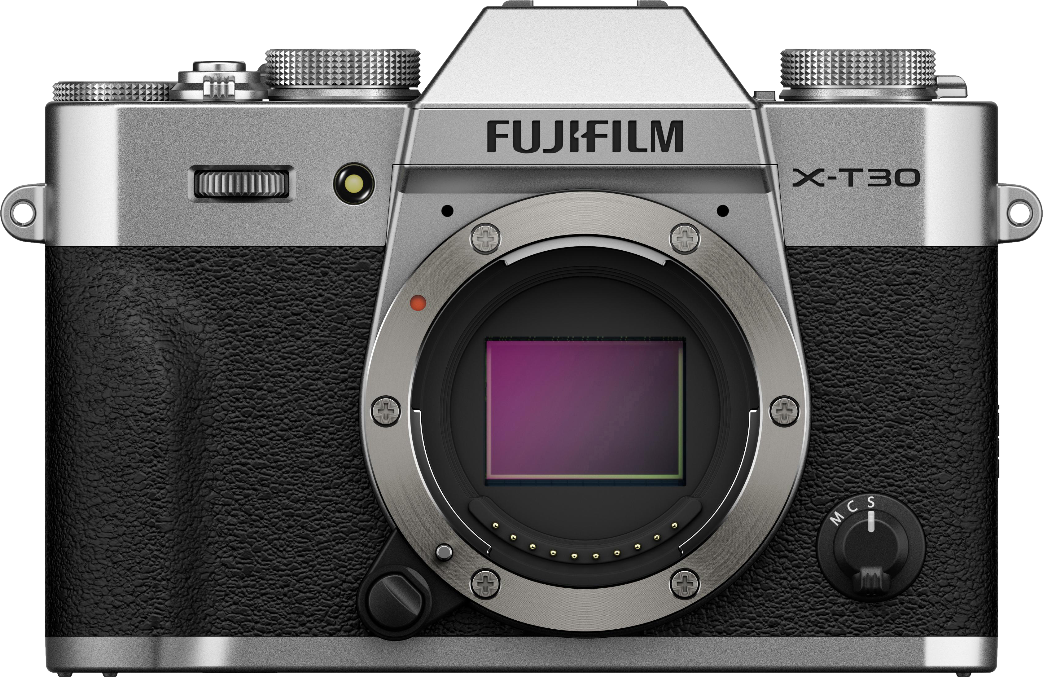 Silberne Fujifilm X-T30 Kamera. Schwarzer strukturierter Griff. Objektivanschluss mit violettem Sensor. Fujifilm Logo sichtbar.