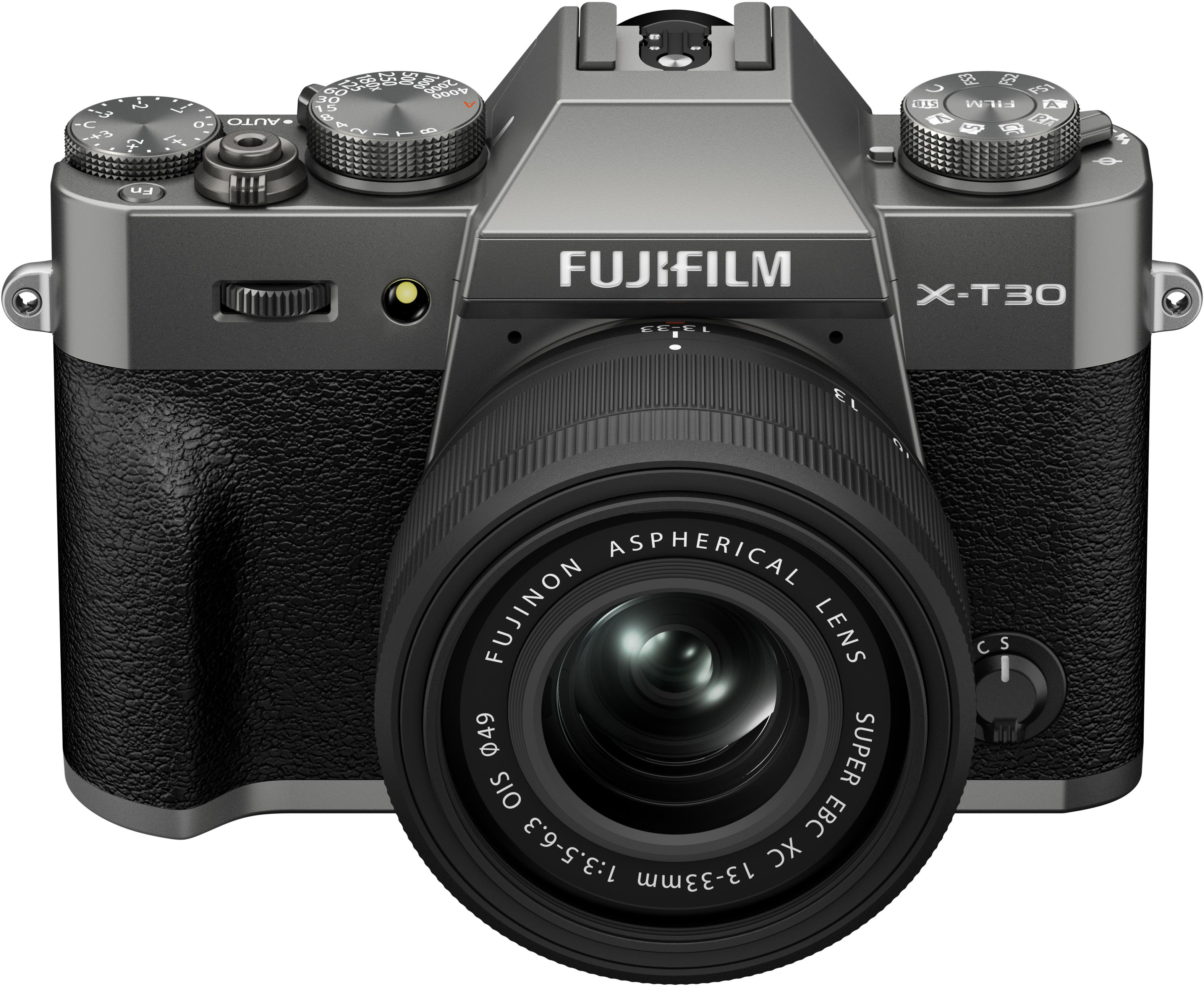 Eine silberne und schwarze Fujifilm X-T30 Kamera mit Objektiv. Es hat mehrere Räder und Knöpfe.