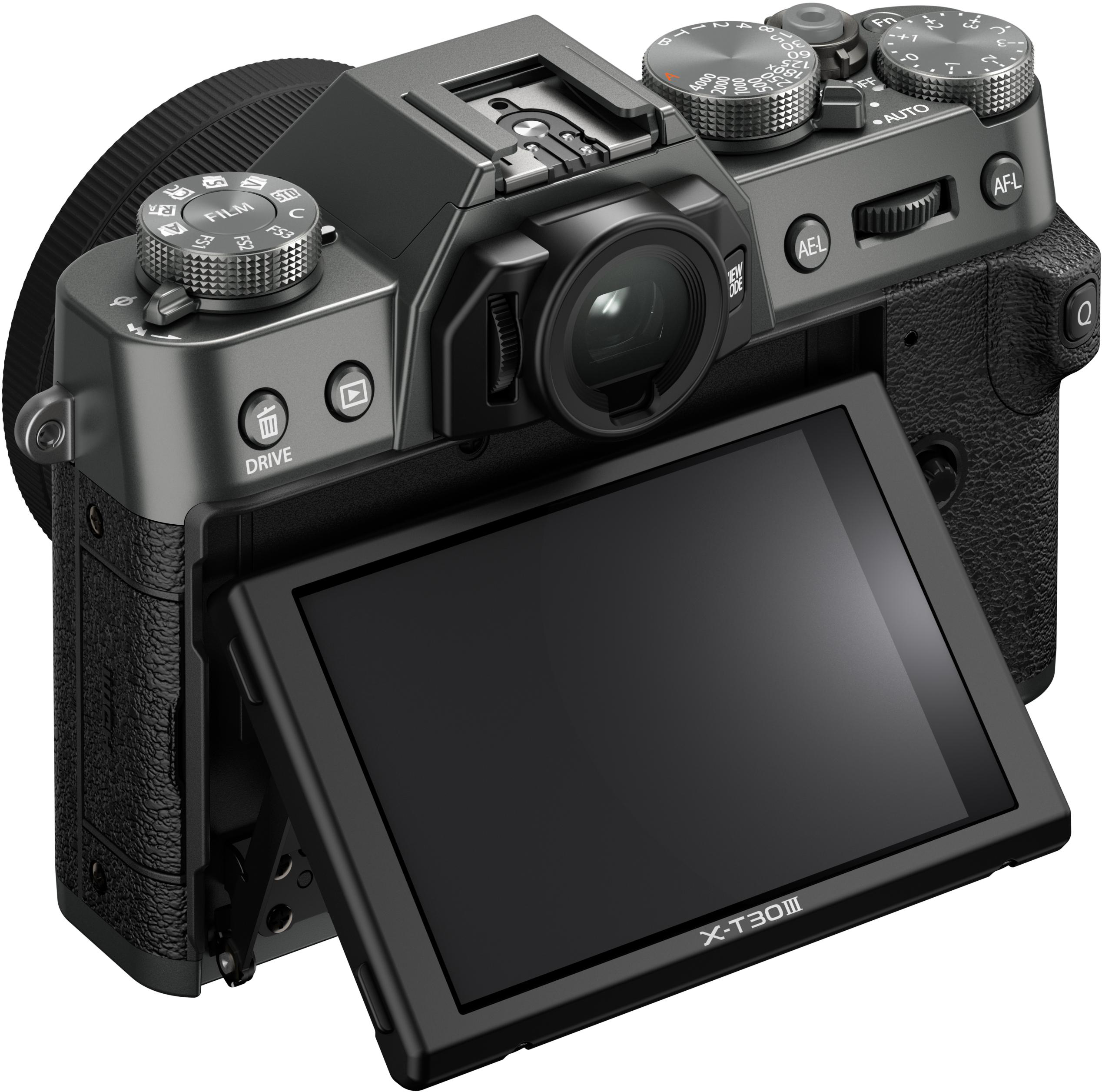 Eine graue Digitalkamera mit geöffnetem Bildschirm. Sie hat mehrere Räder und Knöpfe. Der Bildschirm zeigt 'X-T30 II'.