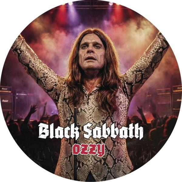 Ozzy Osbourne mit erhobenen Armen. Schlangenlederhemd, lange Haare, Bühnenbeleuchtung, Menge, Black Sabbath und Ozzy Text.