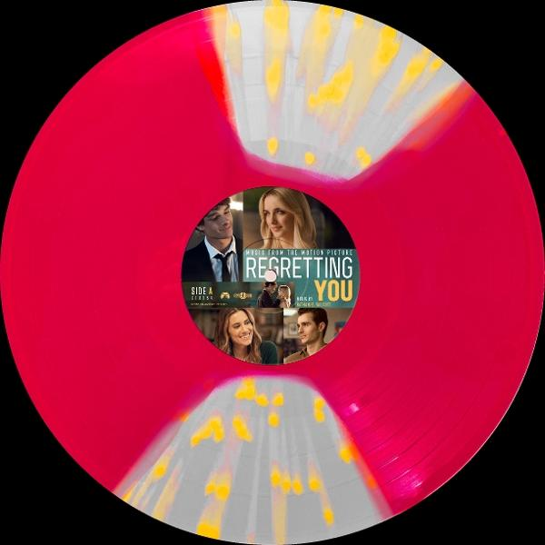 Eine Schallplatte mit rosa und weißem Muster. Das Mittellabel zeigt Filmbilder und den Titel 'Regretting You'.