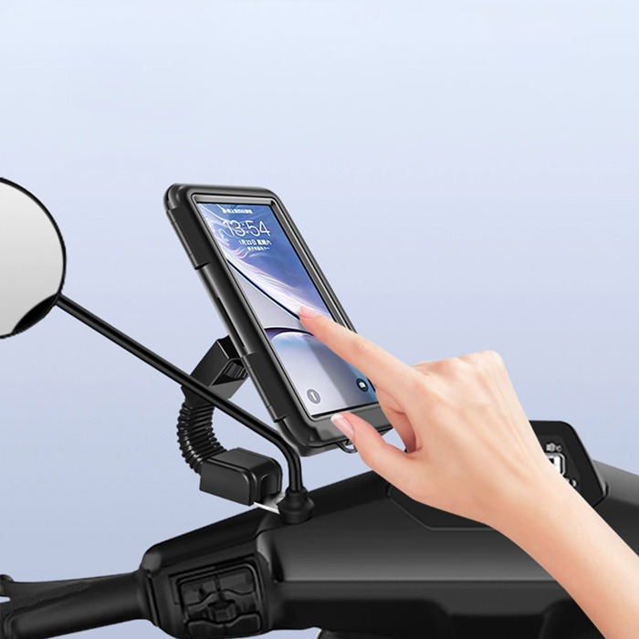 Bir el, bir scooter'a monte edilmiş bir telefona dokunuyor. Telefon saati gösteriyor. Bir ayna ve scooter detayları görülebilir.