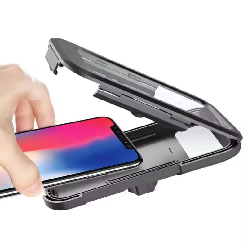 Bir el, renkli ekranlı bir akıllı telefonu açık bir su geçirmez telefon kılıfına yerleştiriyor. Arka plan beyazdır.
