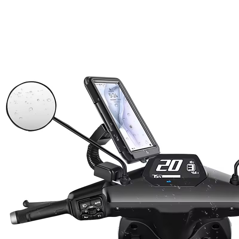 Telefon tutuculu motosiklet paneli. Telefon saati gösteriyor. Solda bir ayna var. Hız 20'yi gösteriyor.