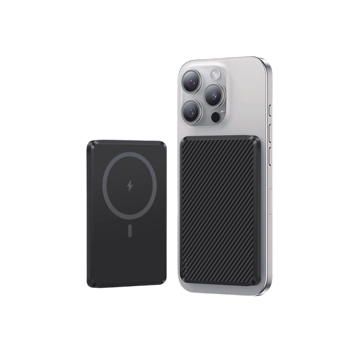 Siyah bir powerbank ve karbon fiber kart tutucuya sahip gümüş bir iPhone, siyah bir arka plan üzerinde.