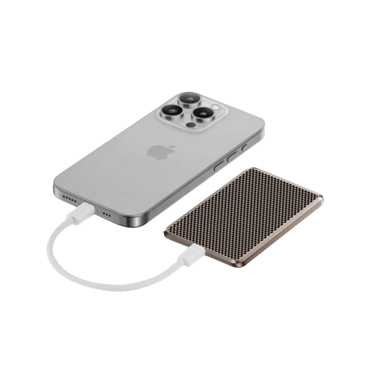 Gümüş iPhone, beyaz kabloyla siyah zemin üzerinde altın ve siyah desenli bir powerbank'e bağlı.