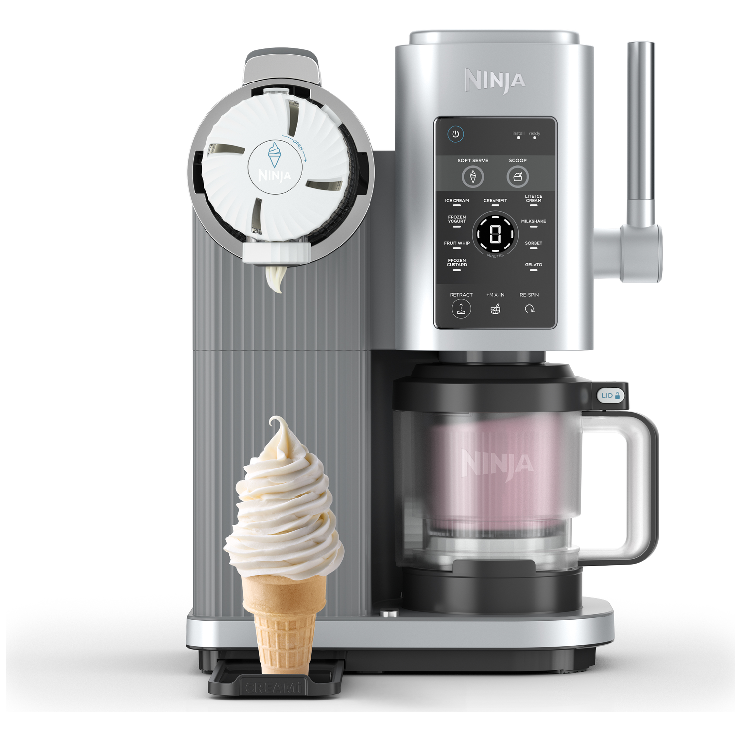 Ninja CREAMi ijsmachine met een softijsje ervoor. De machine is zilverkleurig. Bediening rechts.