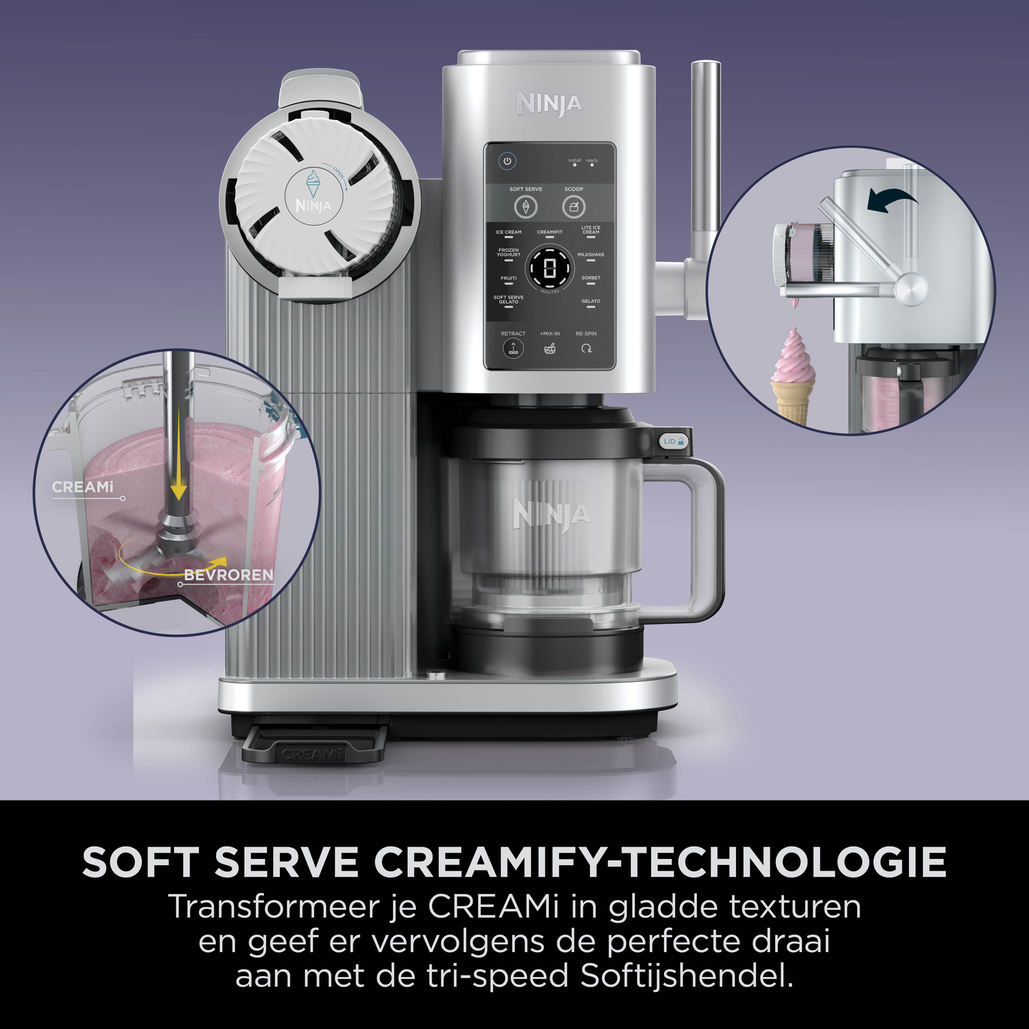 Ninja CREAMi machine, ijs maken. Zilveren apparaat, met roze ijs zichtbaar. Tekst: Soft Serve CREAMIFY-TECHNOLOGIE.