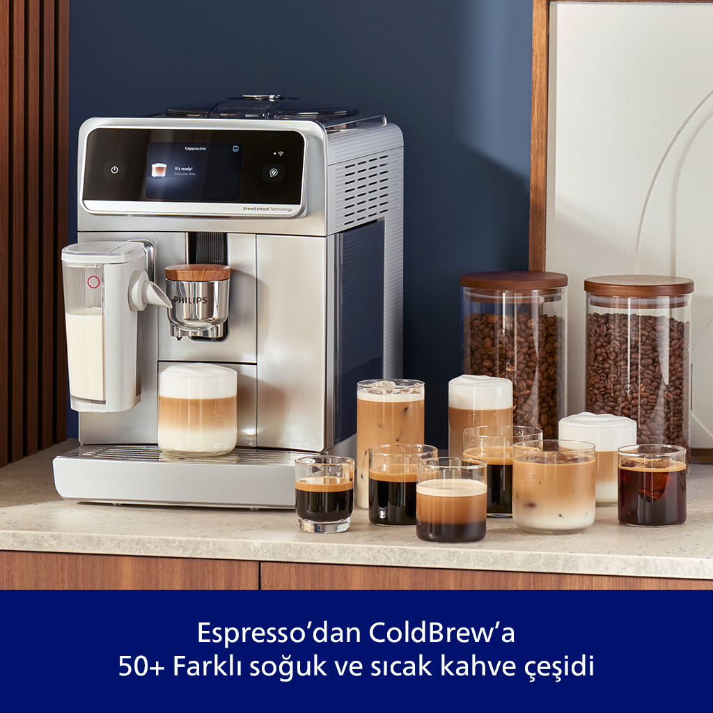 Tezgahta sergilenen espresso, latte ve soğuk demleme dahil olmak üzere çeşitli kahve içecekleri bulunan kahve makinesi.