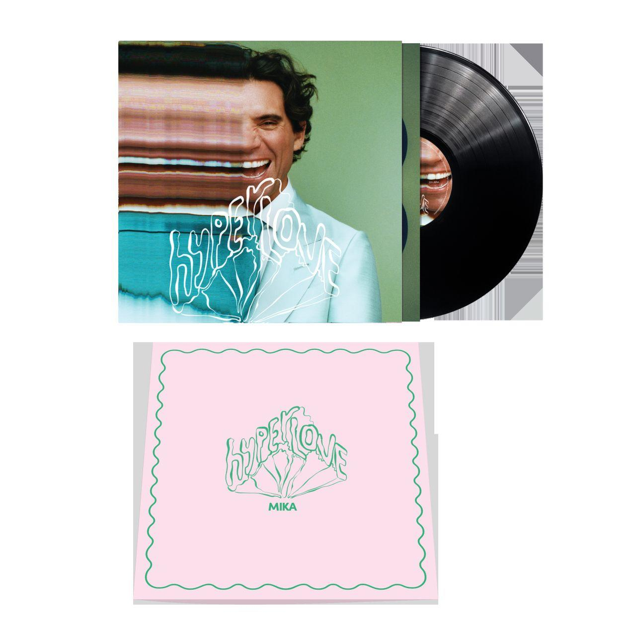 Albumhoes: MIKA lacht, tekst 'Hyperlove'. Vinylplaat naast album. Roze vierkant met groene omtrek en tekst 'Hyperlove' en 'MIKA'.