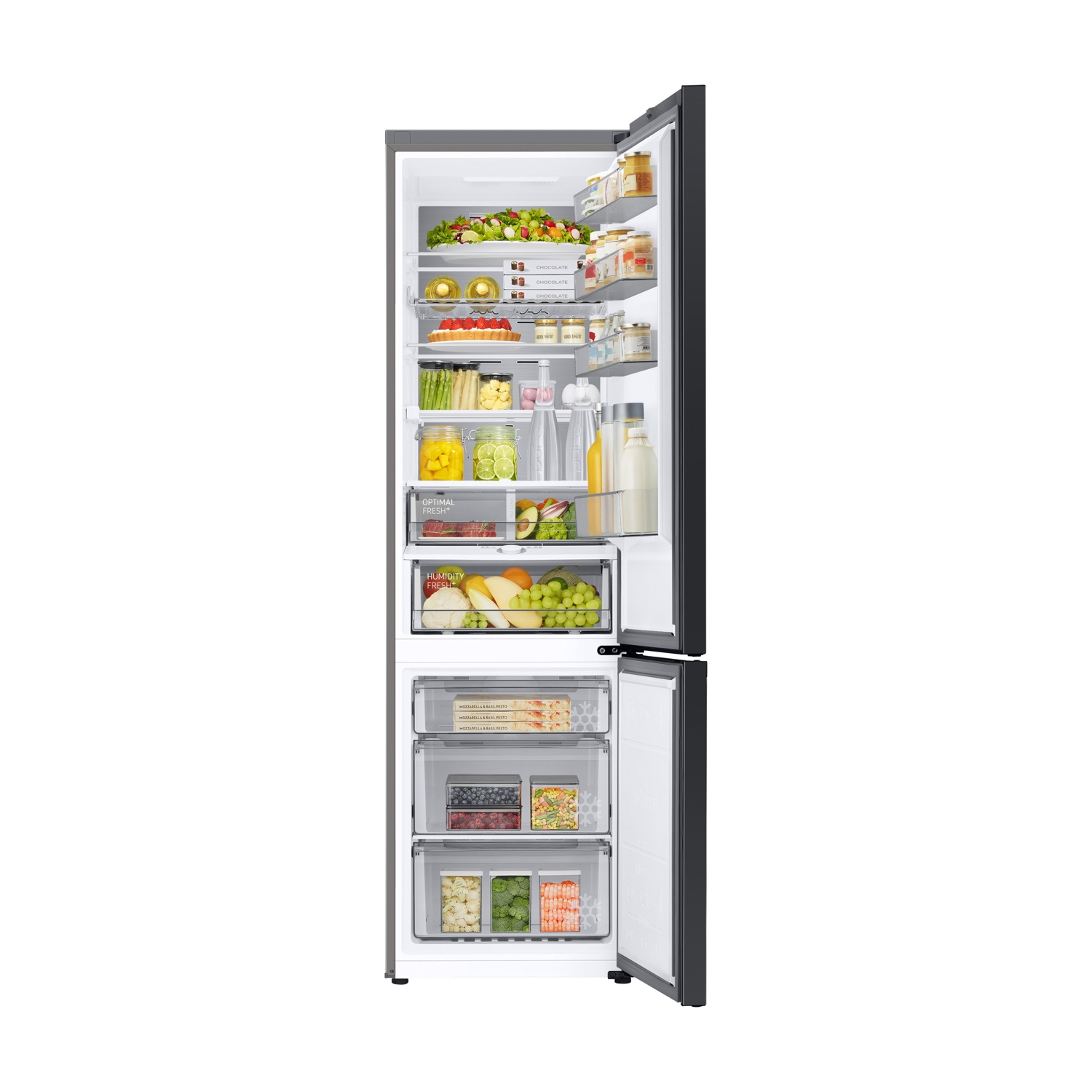 Frigorifero aperto pieno di cibo: verdure, frutta, barattoli e contenitori. La porta è aperta, mostrando ripiani e cassetti.