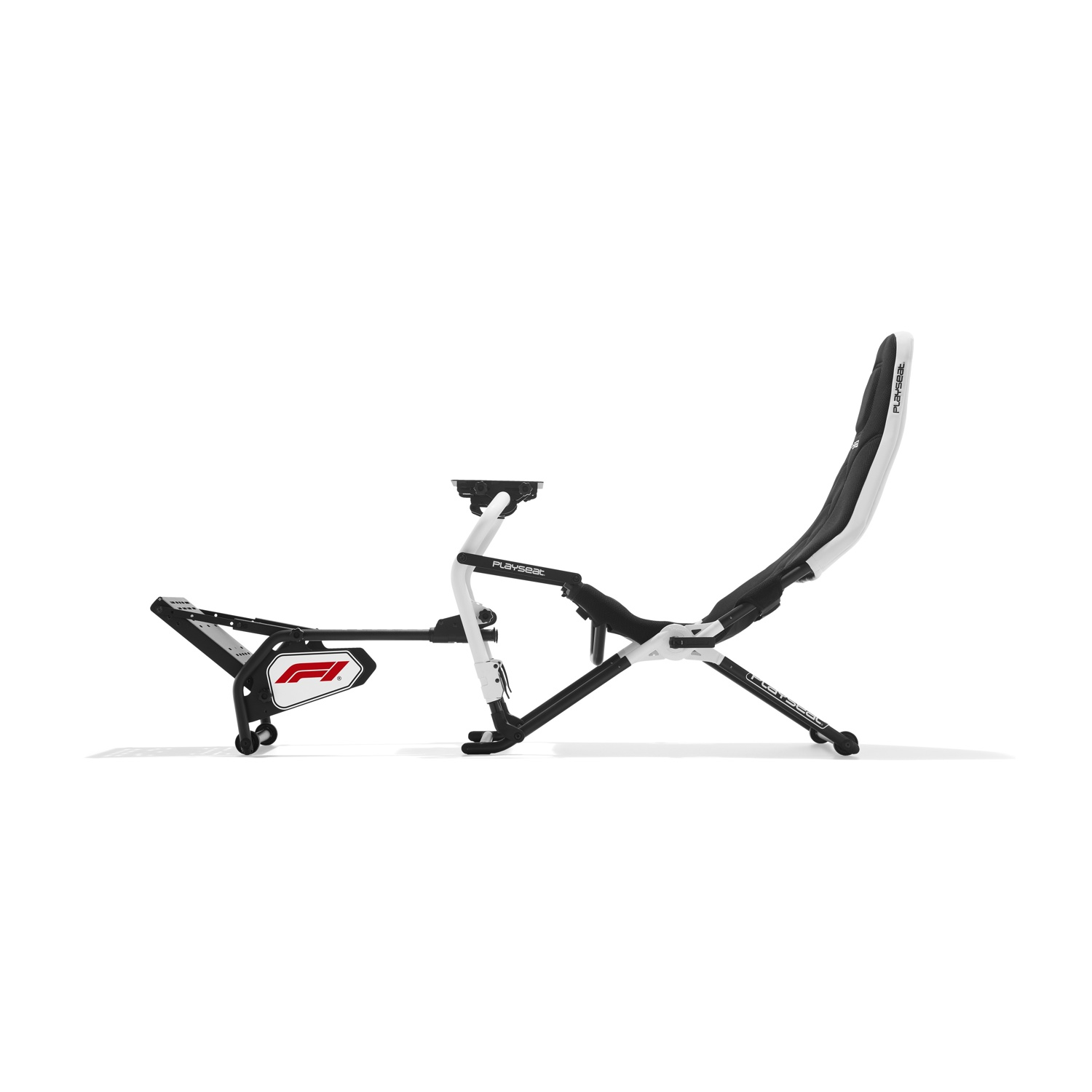Una sedia per simulatore di corse bianca e nera. La sedia ha il logo F1 e il marchio Playseat. È su sfondo bianco.