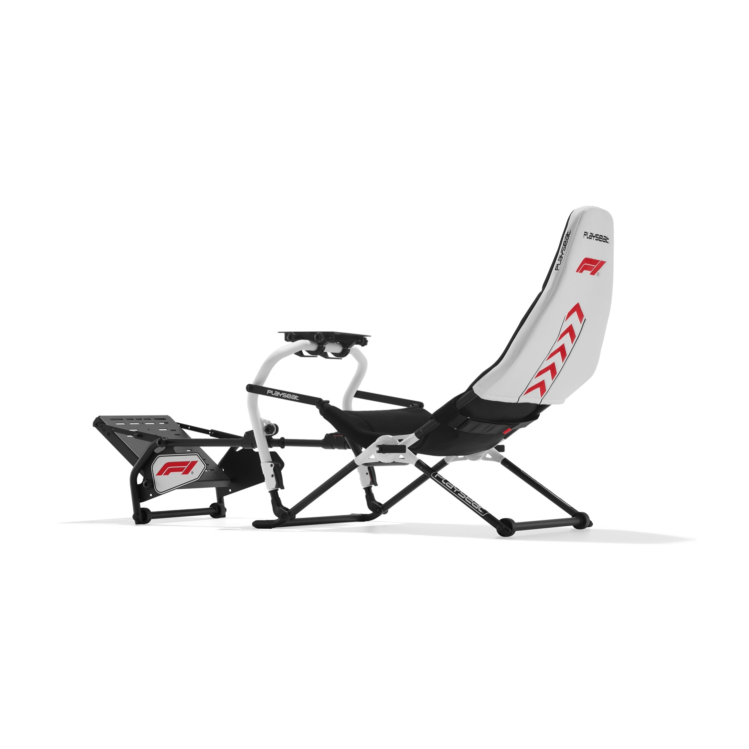 Una sedia da simulatore di corse bianca e nera con il logo F1. Ha uno schienale alto con frecce rosse e un poggiapiedi.