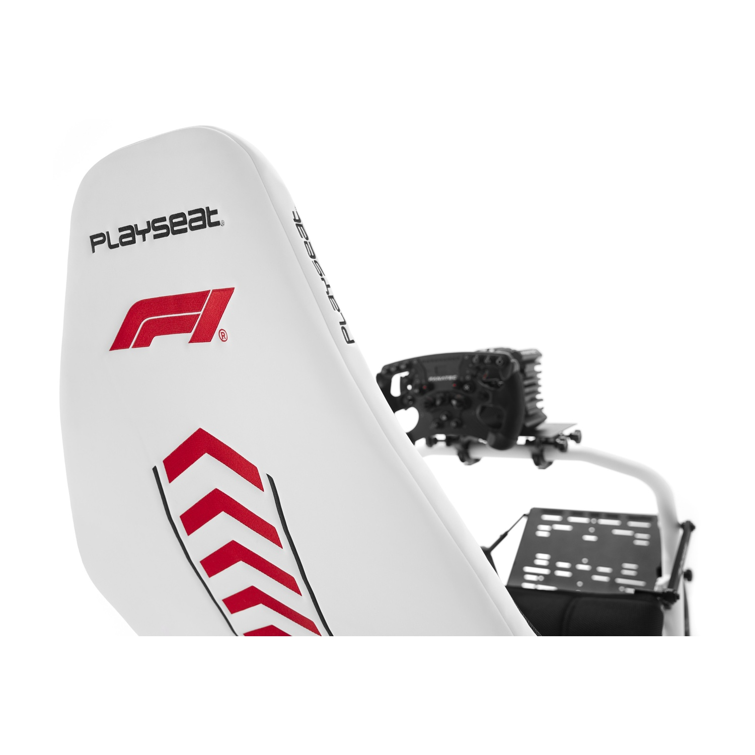 Sedile da corsa bianco con logo F1 e design a chevron rossi. Volante nero e telaio visibili. Sfondo bianco.