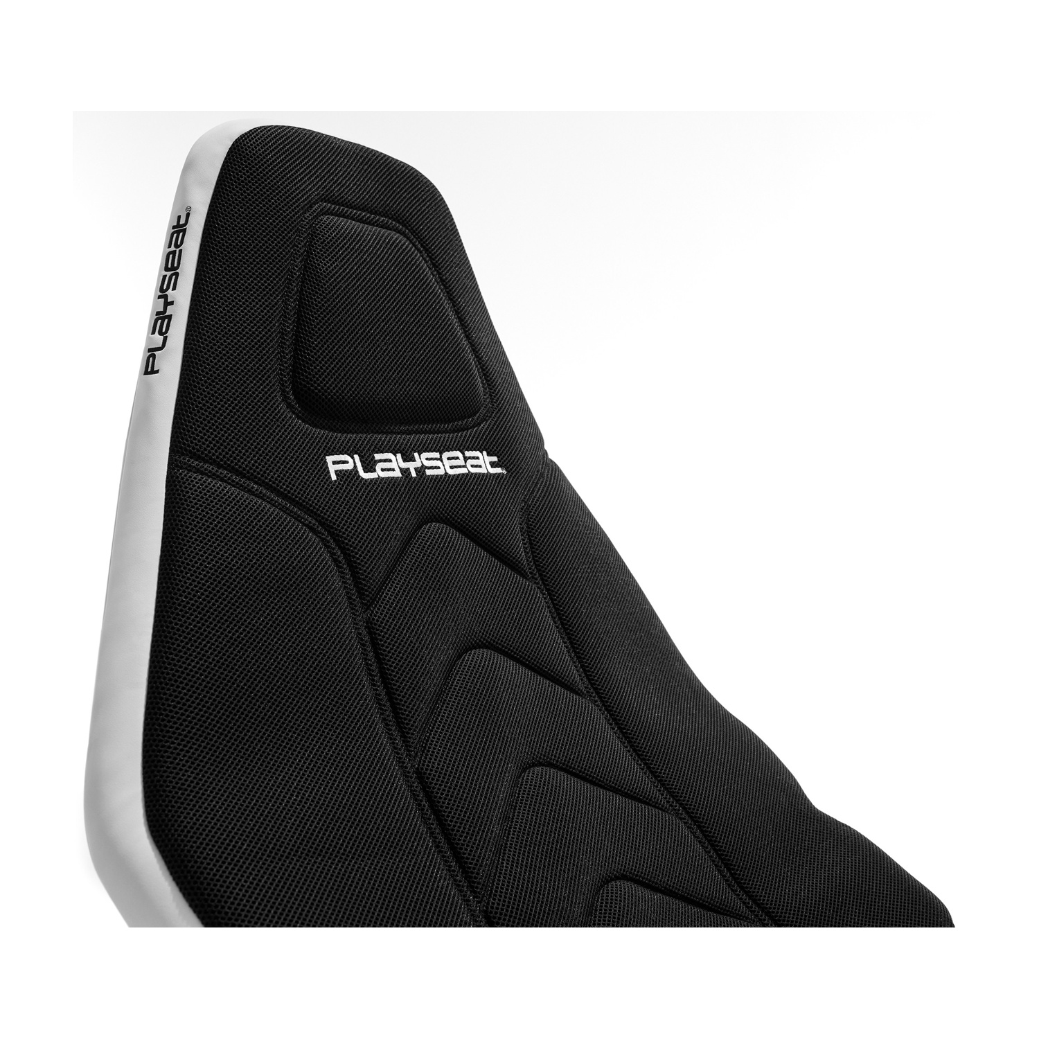 Primo piano dello schienale di una sedia da gioco bianca e nera. Il logo Playseat è visibile. Il sedile ha un motivo a rete.