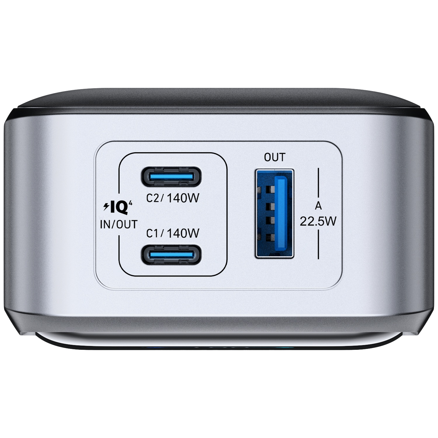 Batterie externe argentée avec dessus noir. Ports USB C1, C2 et USB-A. Affiche les détails de la sortie d'alimentation.