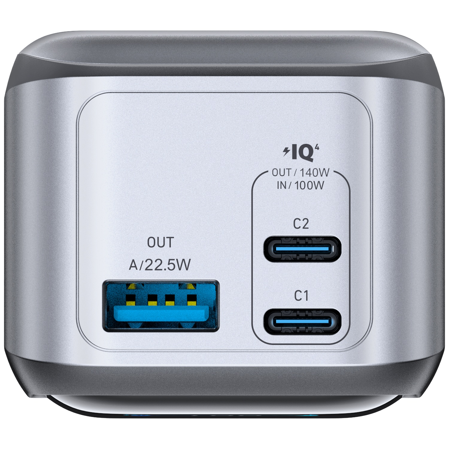 Zilver-grijze voedingsadapter met USB- en USB-C-poorten. Tekst geeft uit- en ingangsvermogen aan.
