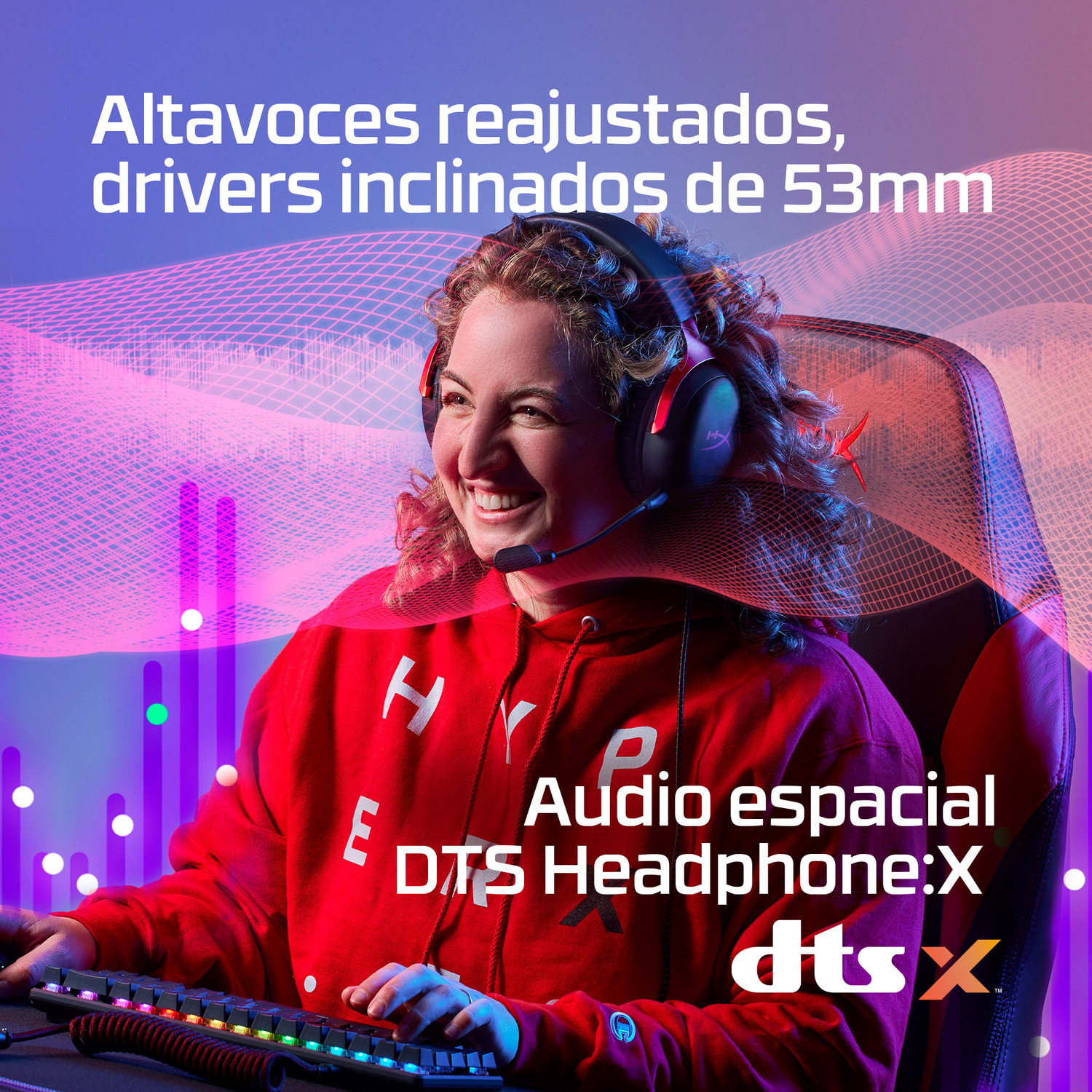 Una mujer con sudadera roja y auriculares sonríe mientras juega. Texto dice: Audio espacial, DTS Headphone:X. El fondo tiene gráficos y texto.