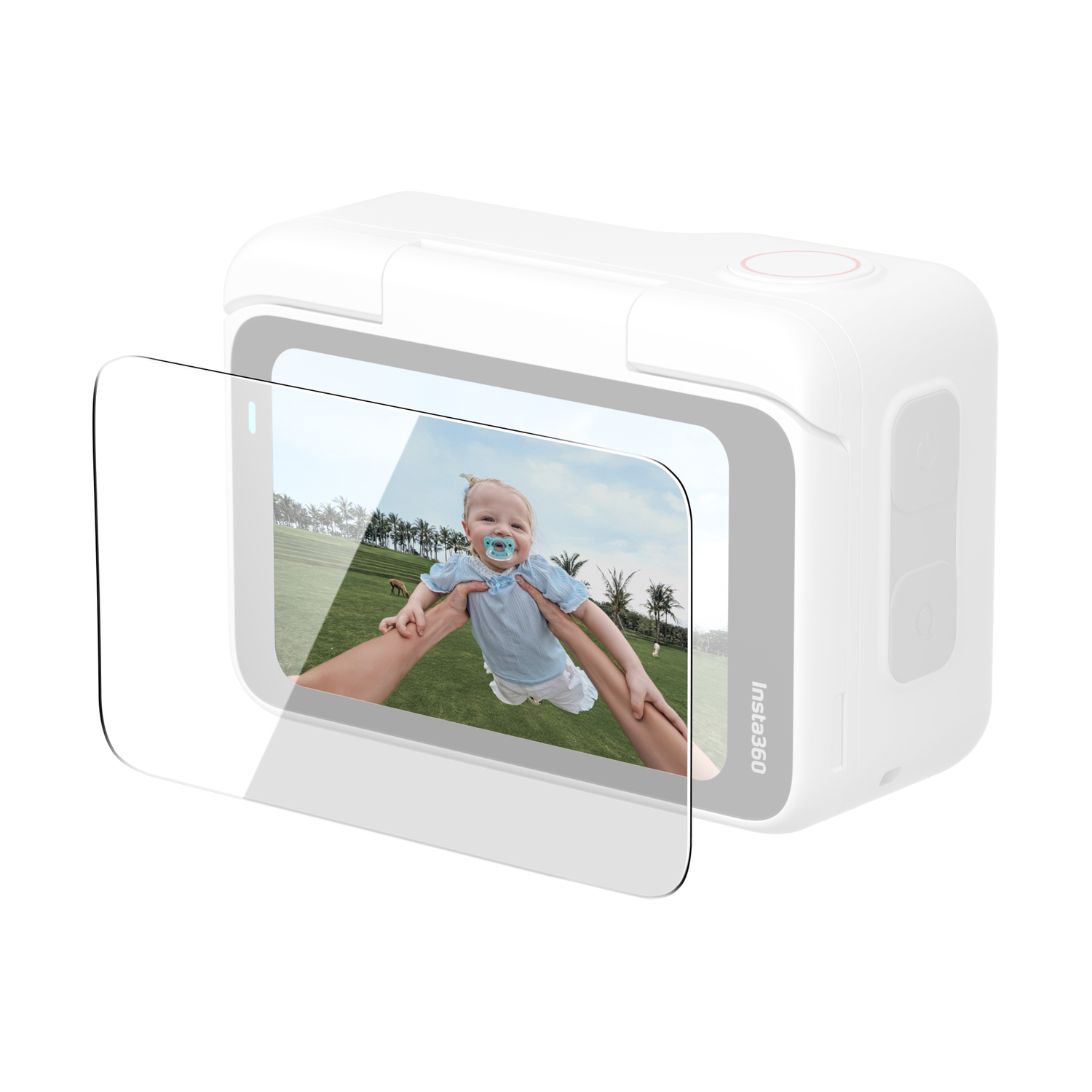 Una fotocamera Insta360 bianca con uno schermo che mostra un bambino tenuto in alto. C'è uno schermo protettivo davanti.