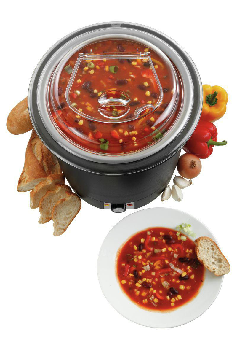 Ein Suppenwärmer mit Suppe, Brot, Gemüse und einer Schüssel Suppe. Rote, gelbe und weiße Farben sind vorhanden.