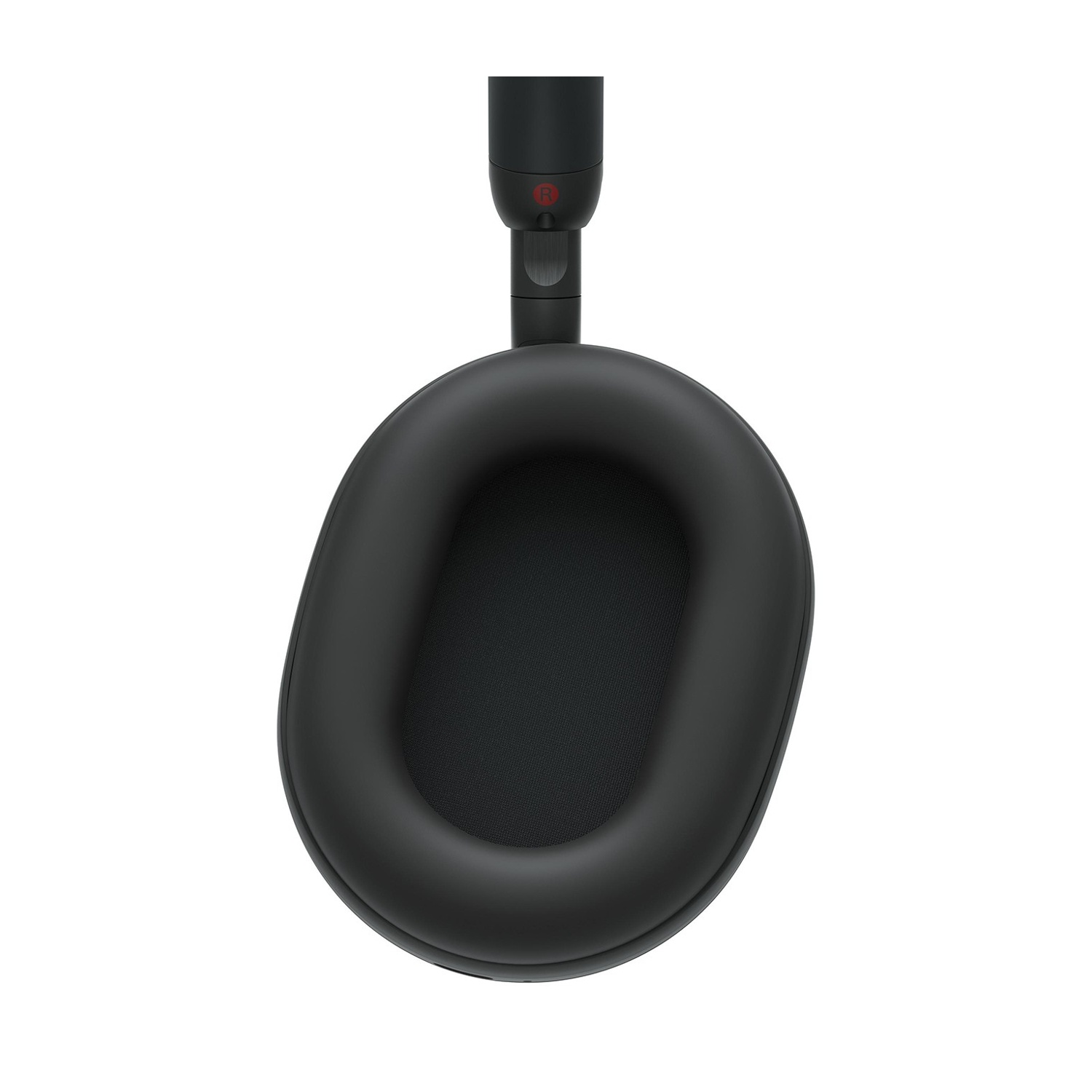 Cuffie over-ear nere, isolate su bianco. È visibile il padiglione, con il logo rosso Sony. Lo sfondo è bianco.