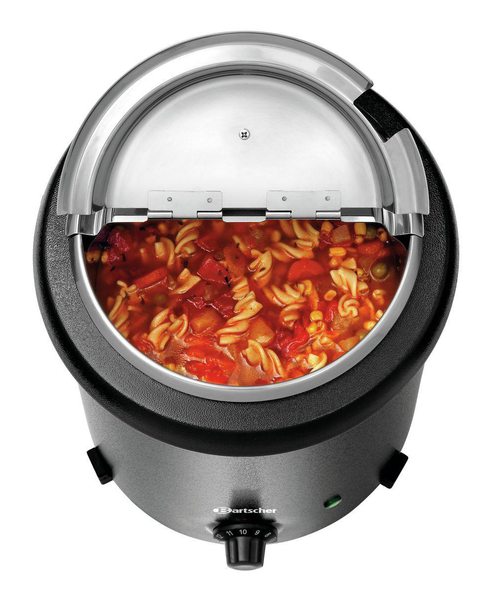 Ein Suppenwärmer mit Edelstahl-Deckel enthält Suppe mit Nudeln und Gemüse. Der Wärmer ist schwarz mit einem Bedienknopf.