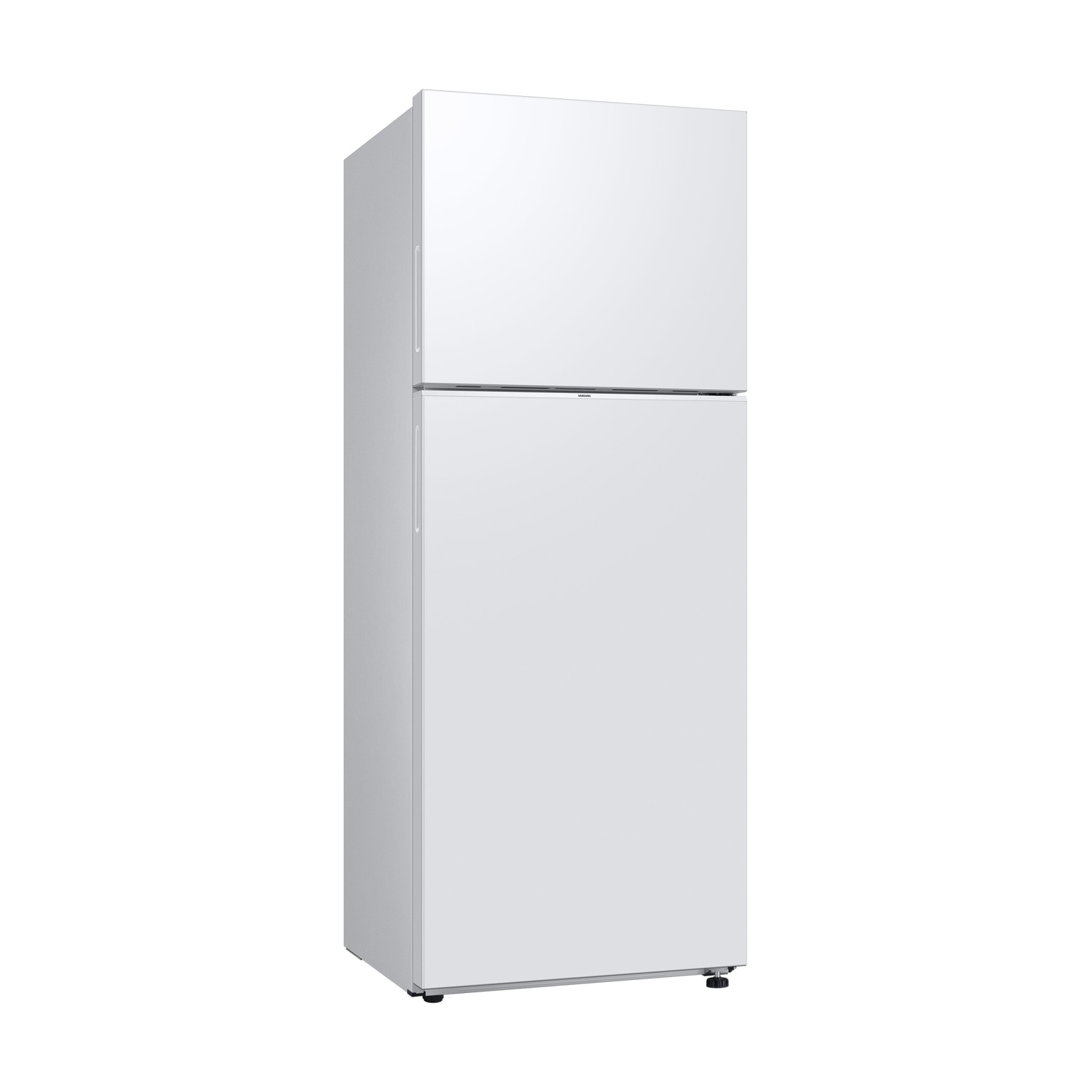 Un frigorifero bianco con congelatore superiore. È su sfondo bianco. Le maniglie delle porte sono allineate verticalmente.