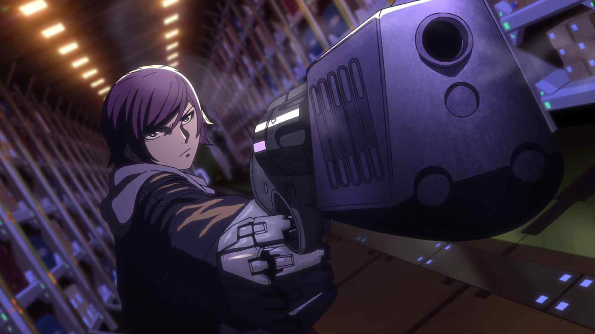 Anime-Frau mit lila Haaren, die eine große Waffe zielt. Der Hintergrund zeigt ein Interieur mit Lichtern und Regalen.