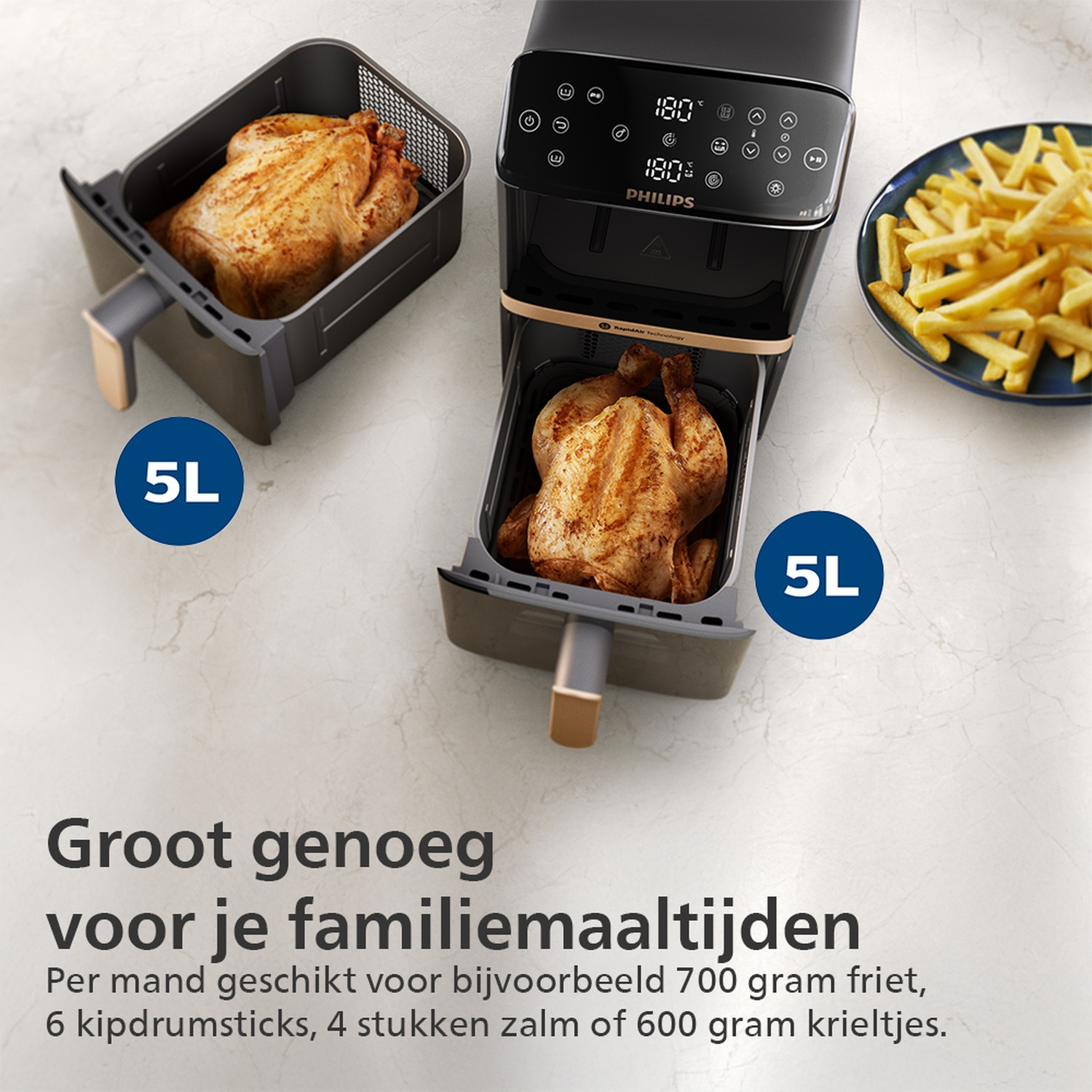 Een airfryer met twee gekookte kippen erin, met een bord friet en de tekst 'Groot genoeg voor je familiemaaltijden'.