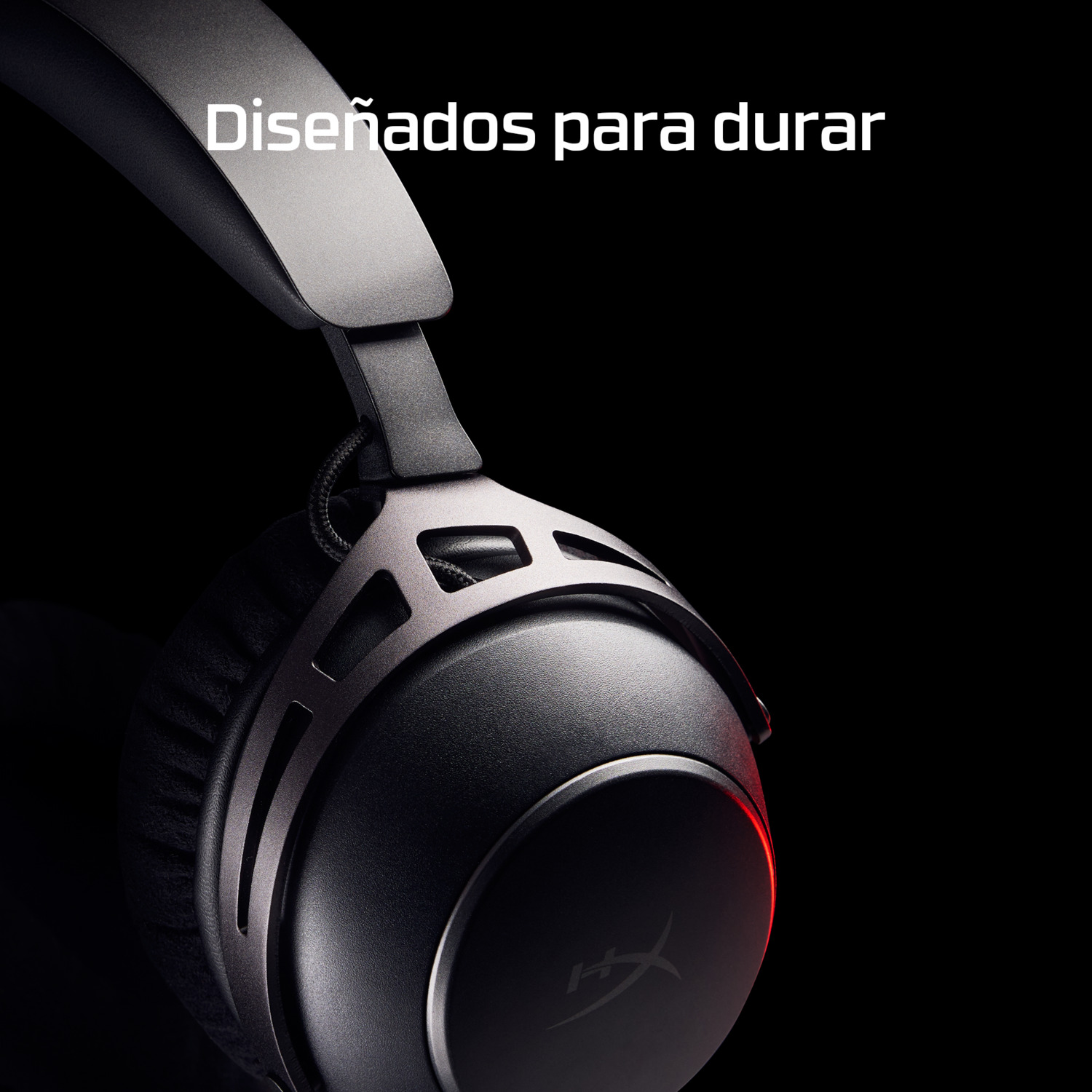 Primer plano de unos auriculares negros y grises sobre fondo negro. El texto superior dice "Diseñados para durar".