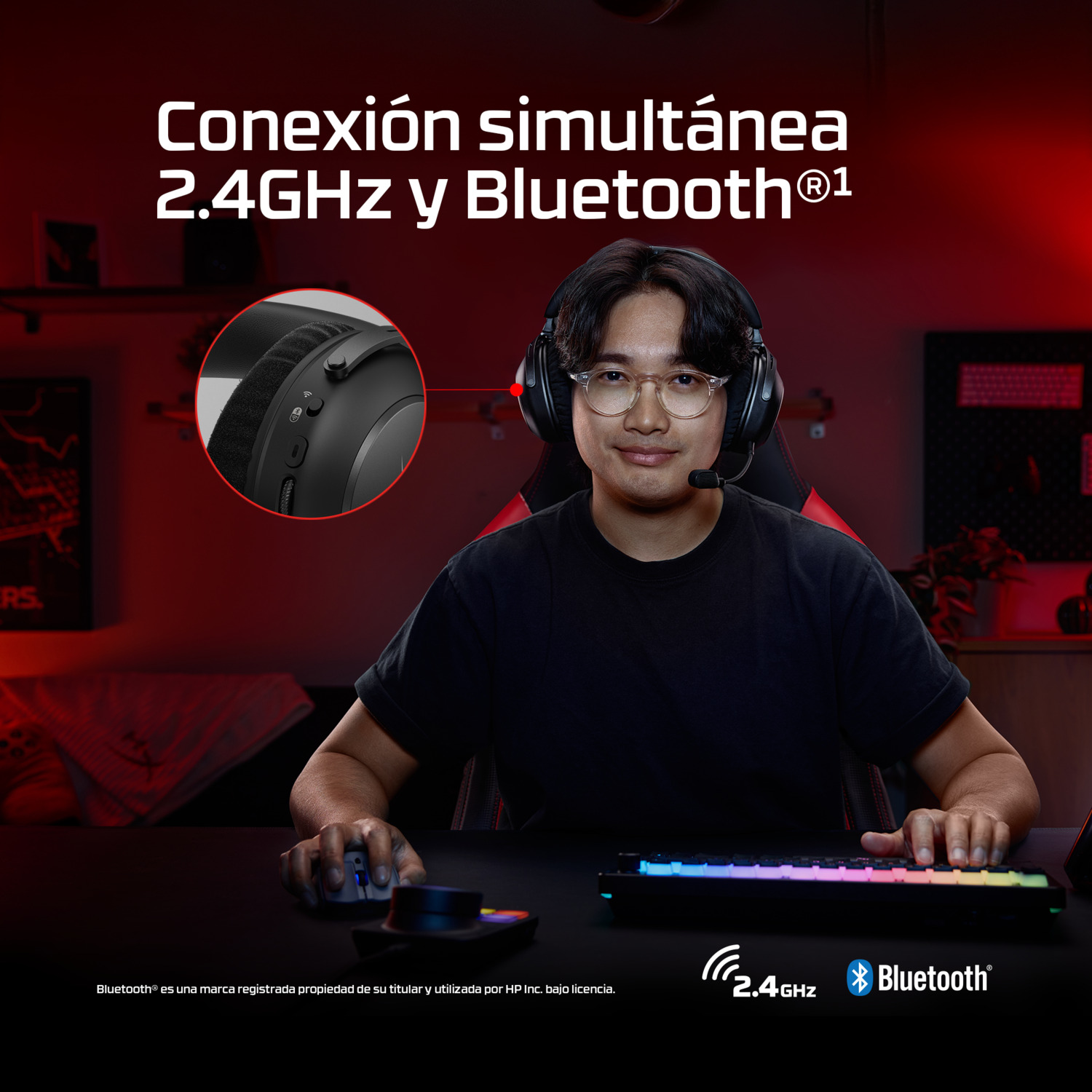 Un hombre con auriculares está sentado en un escritorio con un teclado brillante. La imagen destaca la conectividad simultánea de 2,4 GHz y Bluetooth.