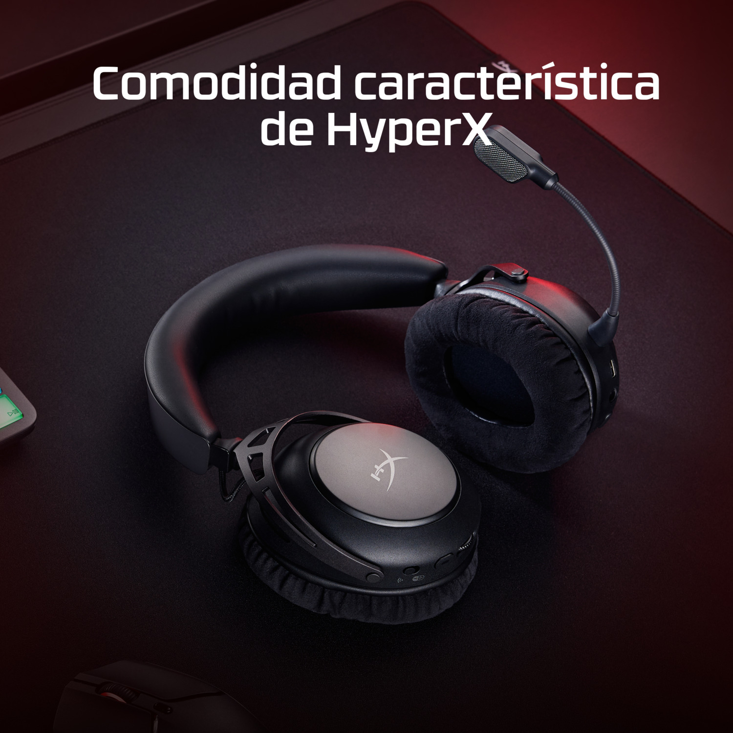 Auriculares HyperX negros para juegos sobre una superficie negra. Texto arriba: 'Comodidad característica de HyperX'.