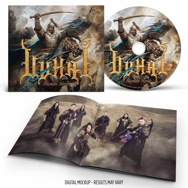 Albumcover: Krieger auf Pferd, CD und Bandfoto. Krieger hält Schwert, Bandmitglieder in schwarzen Roben, Wüstenhintergrund.
