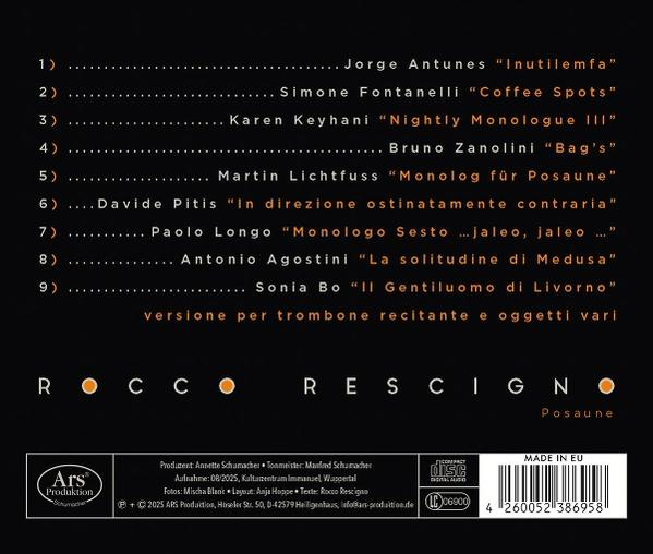 Schwarzes Albumcover mit weißem Text, der Musikkompositionen und Credits auflistet. Enthält einen Barcode.