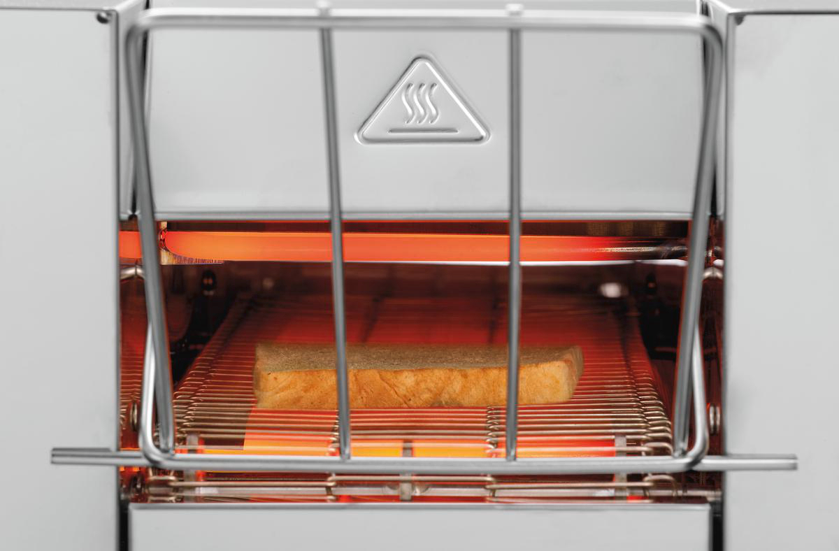 Ein Toaster mit einer Brotscheibe darin. Rote Heizelemente sind sichtbar. Der Toaster hat ein Warnsymbol oben.