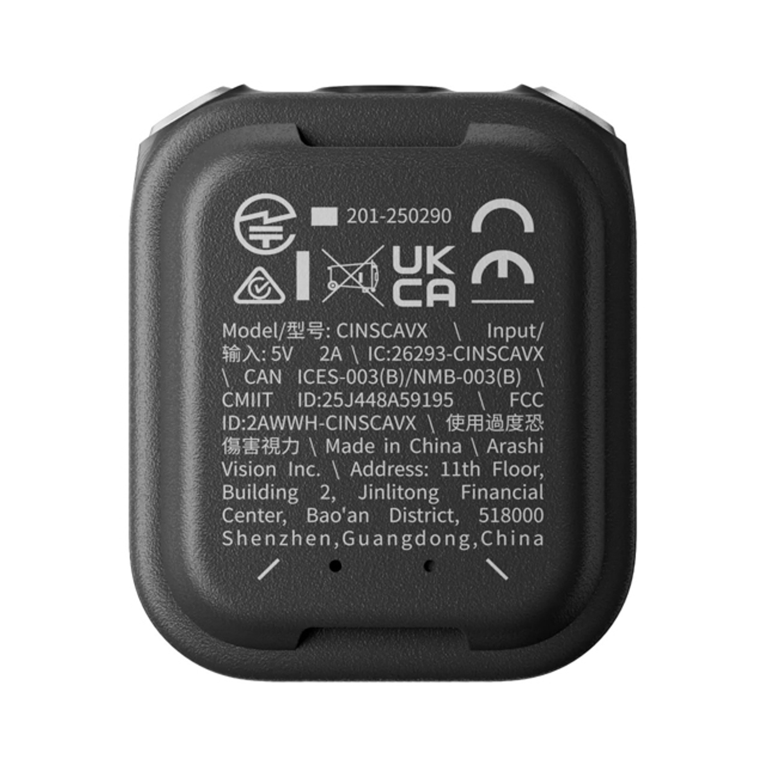 Parte inferiore nera di un dispositivo elettronico con testo, loghi e certificazioni. Il testo include modello, ingresso e dettagli del produttore.