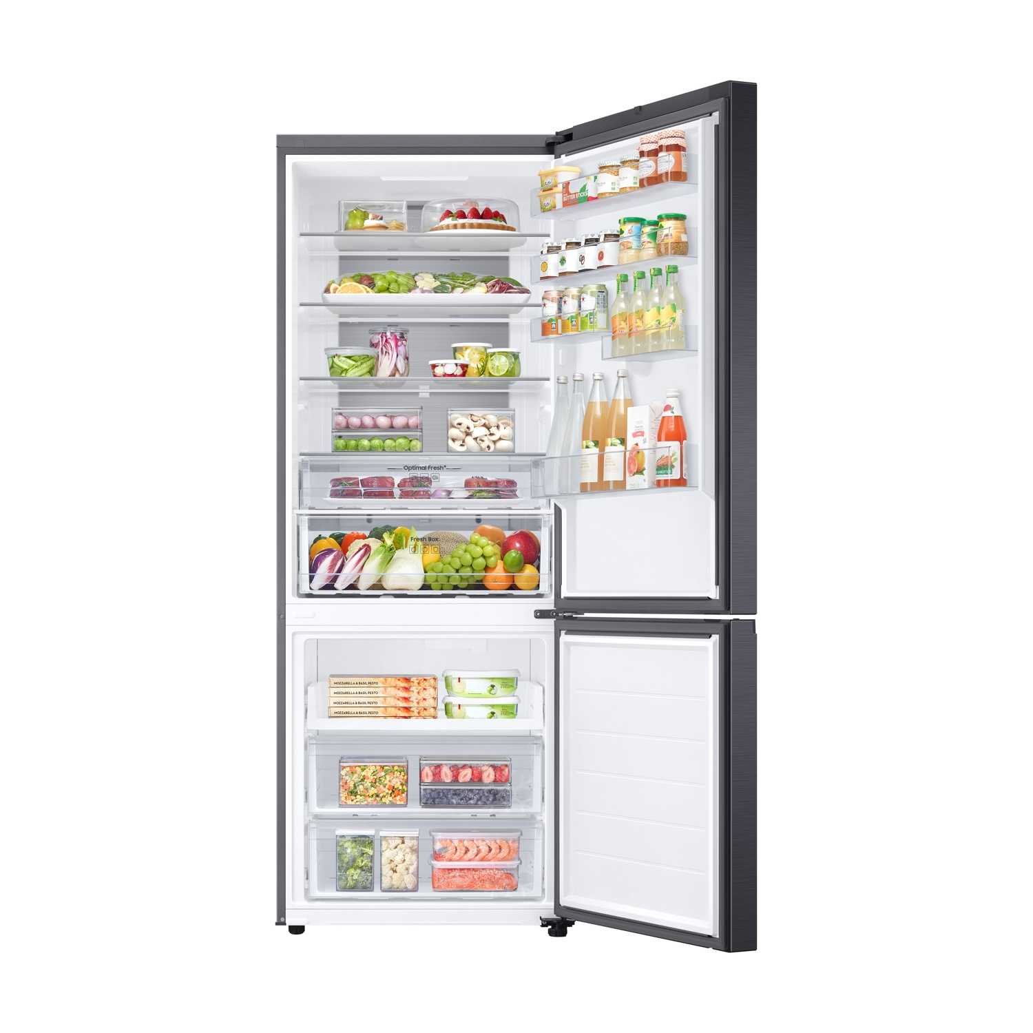 Frigorifero aperto pieno di cibo: frutta, verdura, barattoli, bottiglie. Ante aperte, contenuto visibile. Esterno nero, interno bianco.