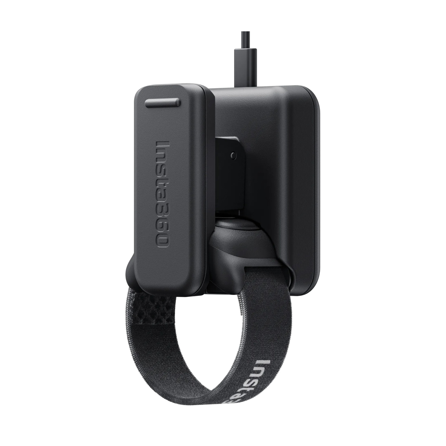 Accessorio nero per fotocamera Insta360. Ha un cinturino, il logo Insta360 e una base quadrata con un cavo.