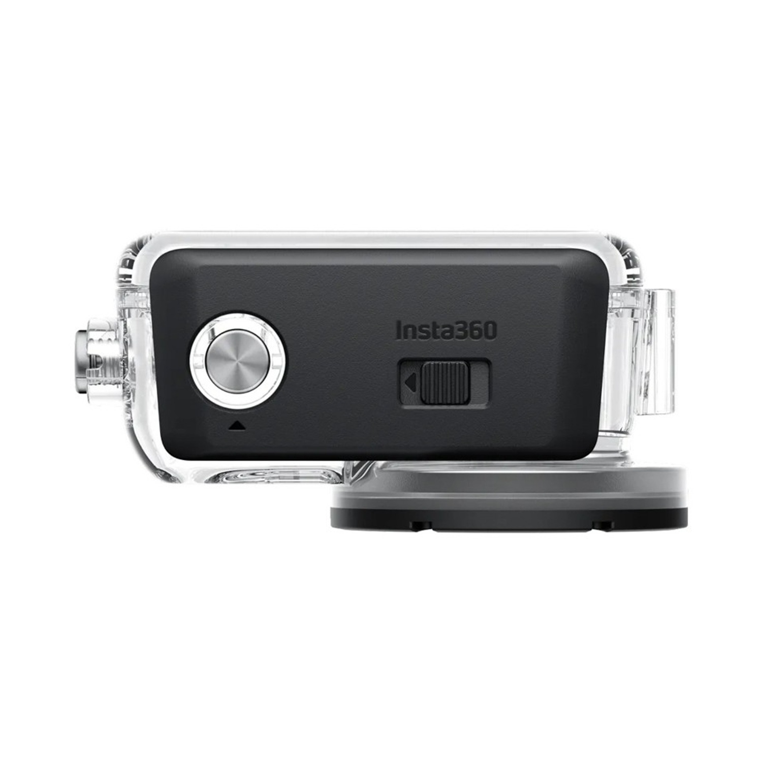 Una fotocamera Insta360 nera in una custodia impermeabile trasparente, con pulsante e cursore, su una base grigia.